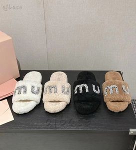 Miui Miui Rhinestone Diamond Logo Fur Slippers女性デザイナーPaseo Paris Designer Furry Flat Mule Slides Ladies Fluffy Platform Sandals Indoor Shoes