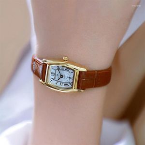 腕時計のファッション女性は、カジュアルなヴィンテージクォーツブラウンクロックレディースのための小さな2023シンプルなレトロレザーを見る226V