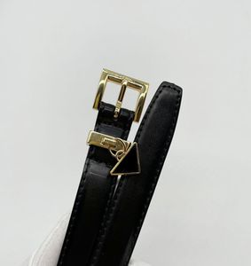 2022 Berömda varumärken Triangel Women039S Small Belt Black Pin Buckle Belt Top Quality Designer New Leather Waistband för Woman Girl3194131