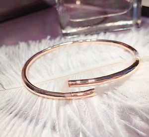 Högkvalitativ guld nagelgraverad armband armband designer kvinnor armband klassisk charm tjej valentiner dag kärlek gåva riktig guld Brace1370419