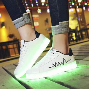 Skor storlek 2744 USB Laddning Lightning Glowing Sneakers med lätta LED -skor Kvinnor Män Lysande sneakers tjej pojke barn