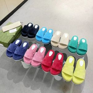 Designer tofflor män kvinnor lägenheter tjocka sulor sandaler höga klackar broderade tryckta läderplattform glidskor sommarmode gelé duk gummi flip flops