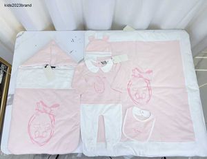 Nowe dla dzieci kombinezon projektant Niemowlę Pięć części Zestaw rozmiar 0-18 m Noworodka Bodysuit Bodysuit HAT KOCE