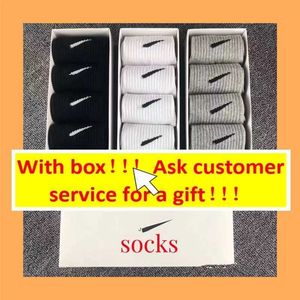 Mektup NK Baskı Çorapları Klasik Kanca Tasarımcı Erkekler Kadın Kalsetinler STOCKING Saf Pamuk Emici Nefes Alabilir Kısa Tekne Çorapları Kutu A1 ile Lüks Jartiyer