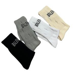 İlkbahar/Yaz İnce Moda Mektup Kırık Delikler Çoraplar Siyah Beyaz Gri Orta Tüp İstiflenmiş Pamuk Çorap