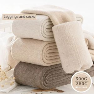 Winter Frauen Leggings Samt Warme Dünne Hosen mit Socken Hohe Taille Verdickte Baumwolle Elastische Dünne Feste Haferflocken Leggings Frauen 231228