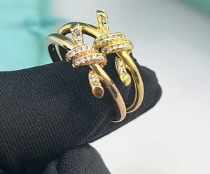 Pierścienie designerskie luksus z diamentami pierścionki modowe dla kobiet klasyczna biżuteria 18K Gold plisat róży róży prezent ślubny z hurtowym pudełkiem