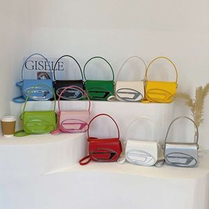 Einzelhandel Damentasche Designer Frühling Sommer Neues kleines Fokusdesign Mini Bright Face Satteltasche Einzelschulter Umhängetasche Handheld