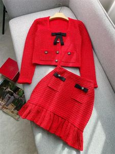 2024 Frühlingsrotes zweiteiliges Kleid-Set mit langen Ärmeln und quadratischem Ausschnitt, gestrickter einreihiger Strickjacken-Pullover + Plissee-Rüschen-Kurzrock-Set, zweiteilige Anzüge W3D284014