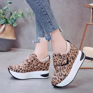 Stiefel Frauen Leopard Sneakers Keil erhöhen Schuhe Frauen Mode atmungsaktiv dicker Sohle Slip auf lässige Komfort Sneaker Plus Size 2021