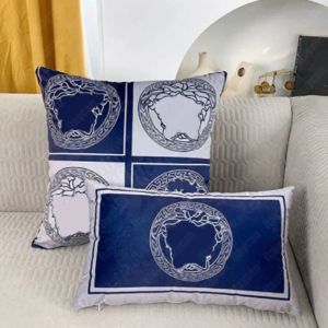 Fashion Pillow Classic Decorative Cushion Designer Home Decor Luxury Cushions Cotton Throw Pillows Cover Portrait Bedroom Sofa Headrest