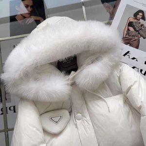23SS Autumn e Winter Women Fashion Triangle embrulhado em casaco de pêlo com capuz para baixo, traje de pão para melhorar a linha da cintura m a c
