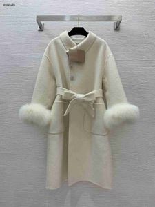 cappotto di marca soprabito firmato da donna Abbottonatura in muratura tasca grande e indumento superiore a maniche lunghe 29 dicembre