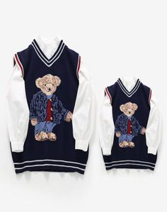 Familjsmatchande kläder Autumn Parent Child Vest Sweater For Kids Bear Knit Top Dad Mamma och son Dotter Julstickad Cardiga5699003