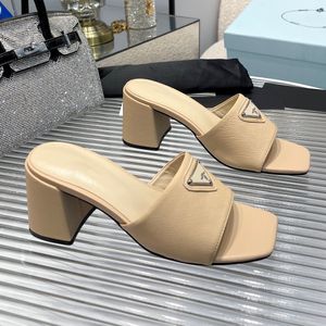 Tasarımcı Kadın Yüksek Topuklu Sandalet Terlik Tutkun Topuk Dokulu Deri Üçgen Metal Logosu Moda Kutu ve Toz Çantası Boyutu 35-43