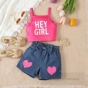 Alla hjärtans dag Little Girls Clothes Set Toddler Kids Letter Printed Tank Top Love Heart Pattern Bows Denim Shorts 2pcs 2024 Summer Children Outfits Z6387