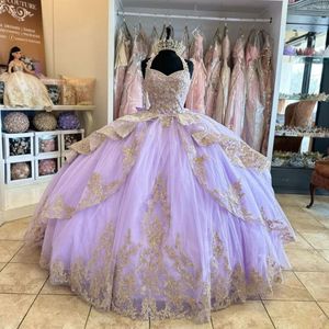 2024 Vintage lila quinceanera klänningar halter guld spetsar applikationer kristallpärlor kulklänning gästklänning svep tåg rufsar tiered afton prom klänningar tillbaka med båge