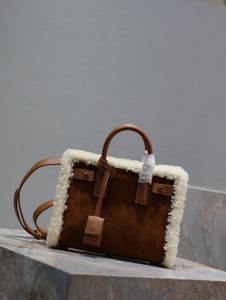 Um estilo atemporal, uma mini bolsa indispensável para o outono e inverno