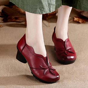 Boots 2022 المضخات الكلاسيكية Red Vintage Low Enels Women Womening Handine Heline Shoes Pumps Lips على أحذية للنساء الكعب الأسود