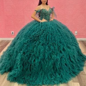 2024 Gröna quinceanera klänningar som pärlar kristalllagt tull elegent bollklänning från axeln söta prinsessa vestidos de 15 flickor