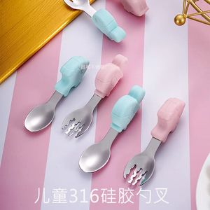 子供の食器の赤ちゃん給餌ステンレス鋼フォークスプーン幼児は、トレーニング用品を食べることを学ぶかわいいbebe平らなガジェット231229