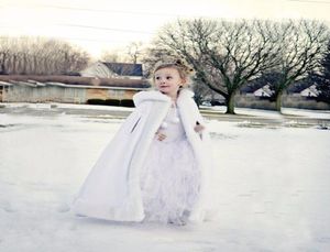 Lovely Girls Cape Custom Made Kids Wedding Cloaks Faux Pälsjacka för vinterbarn Flower Girl Satin Hooded Child Coats5282076