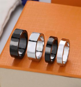 Ny Titanium Steel Letter Designer Lover Ring Fashion Trend Wild Casual Par Män och kvinnor bleknar inte Gun Black Fourleaf Clove2690884