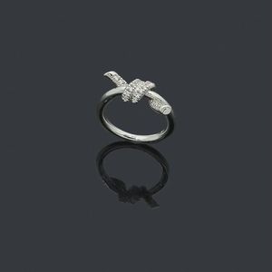 Tasarımcı Ladies Halat Düğüm Yüzüğü Lüks Yüzük Diamonds Moda Yüzük Klasik Takı 18K Altın Kaplama Gül Düğün Bütün Adjus1684