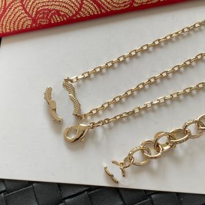 Varumärkesdesigner hängen halsband kristall pärl hals varumärke bokstav design 18k guld pläterad hög textur koppar choker hänge kedja smycken tillbehör gåvor