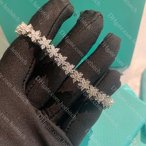 Designer Diamond Armband för kvinnor Trendiga högkvalitativa 925 Sliver Charm Armband Lady Elegant smycken Födelsedag Valentine Gift With Box