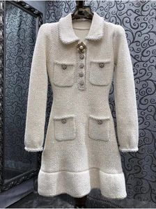 Casual Dresses Luxury Dress 2023 Autumn Winter Top Quality Ladies Turn-Down Collar Beading Button Långärmad Slim Fit Wool Mini