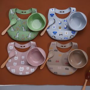 Cucchiaio in silicone colorato con manico in legno Vendita di ventose per bambini Bavaglini regolabili impermeabili Stampa asciugamano per saliva. 231229