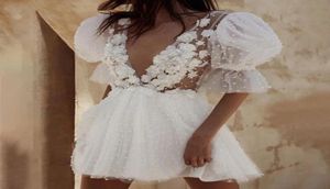 夏の短いラインウェディングドレスは、vneck半袖の真珠を耕しますビーズの花ミニブライドドレス