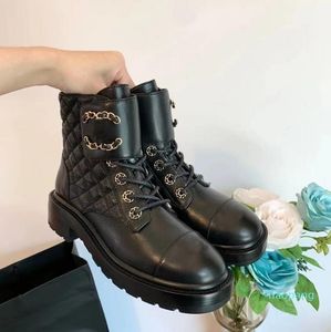 Designer-Martin-Stiefel, ineinandergreifende schwarze Knöchel-Plateaustiefel aus schwarzem Leder, Motorradstiefel, Lederketten, Logo für Damen, Stiefel der Luxusmarke Fashion Martin