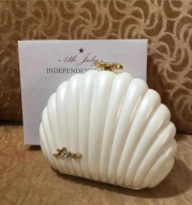 Wspaniały Coco Pearl Ball Clutch Jewelry Black White Shell Bag Bardzo urocze Pearl Sain Jewelry torebki dla uroków Women Christmas Prezent z pudełkiem