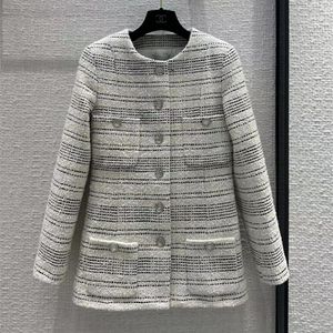 Europa och USA: s kvinnor 2024 Winter New Round Neck Long Sleeve Single Breasted Beige Pocket Fashion Tweed Jacket