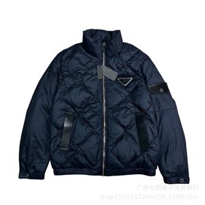 Mäns ner parkas Autumnwinter Ny högversion P Family Chest Triangle Emblem Windproof och Warm Women's Zipper Stand Up Neck Jacket