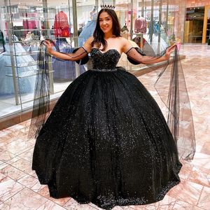 2024 Svart glänsande quinceanera klänningar födelsedag från axel formell bollklänning pärlor kristall sequined party klänningar vestido de 15 anos