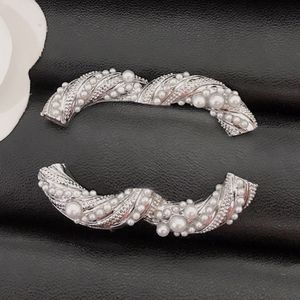 Mode Frauen Kristall Brosche Strass Design Marke Brief Desinger Broschen Wasser Tropfen Perle Anzug Pin Kleidung Dekoration Zubehör Schmuck Geburtstag geschenk