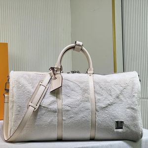 Çantalar moda tasarımcısı kürk çanta, seyahat çantası, büyük tote çanta, bagaj çantası, sonbahar ve kış seyahati için gerekli