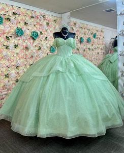 Verde menta scintillante principessa Quinceanera abito con spalle scoperte volant gonna Gillter abiti debuttanti 15 anos corsetto con lacci