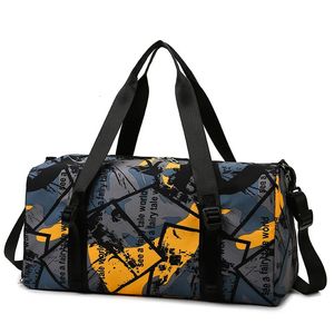 Fashion Graffiti Bag Men Lätt yogamatkvinnor Sportbrev tryckt Travel Gym Axelpack med skofack 231228