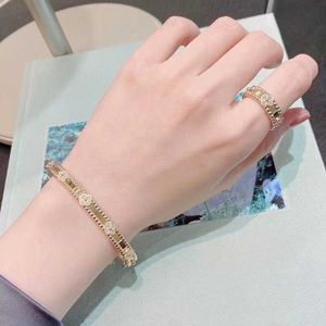 Designer-Luxus-Van-Clover-Armband aus 18 Karat Gold mit funkelnden Kristallen und Diamanten, ultimatives Symbol für Liebe und Schutz, ein perfektes Geschenk für Frauen und Mädchen, Cgnc