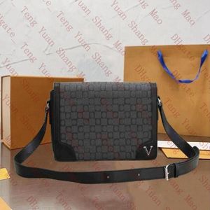 Klassiska designerväskor axelväskor män kvinnor korsar kroppsbråor handväska handväska lyx läder crossbody postman väska affärsrese messenger satchel väska