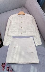 2024 Frühling Zweiteiliges Kleid-Set aus Elfenbein mit Perlenstickerei, langärmliges, einreihiges Tweed-Mantel mit Rundhalsausschnitt + Taschen mit kurzem Rock und hoher Taille, zweiteilige Anzüge W3D284027