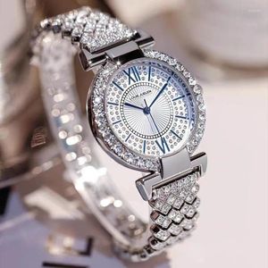 Orologi da polso Orologio da donna di lusso Sky Star con conchiglie di diamanti Punti blu stampati su quadrante bianco Striscia d'acciaio con diamanti al quarzo