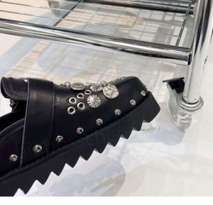 Kappy projektantki damskiej mody mody luksusowe gęste dno z klamry nity metalowe kawałki punkowy wiatr czarny płaski sandały ząbkowane swobodne głowice opakowania 254