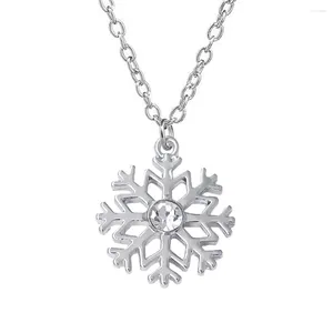 Hänge halsband mode rhinestone crystal inlay ihålig metall rodiumpläterad snöflinga charm halsband för vinter julklappsmycken