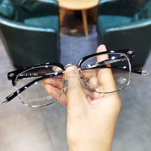 デザイナーCHクロスグラスフレームクロムブランドサングラス男性向けの新しいビジネスチタン彫刻トレンドハート高品質の眼鏡フレーム2024 D9R3