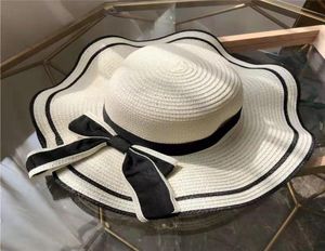 デザイナーの麦わら帽子のビーチの帽子ビーチスンスクリーンの海辺の休暇リボンとリボンはとても美しいni5895495